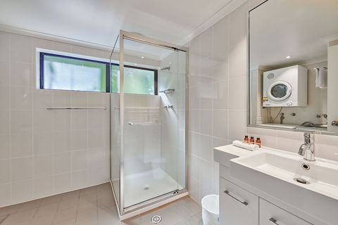 Cape Apartments - Redcliffe Tourism 4