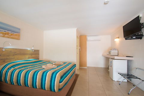 A & A Motel - Redcliffe Tourism 4