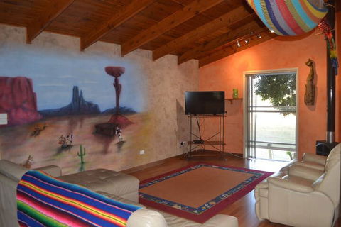 Clandulla Cottages - Redcliffe Tourism 7