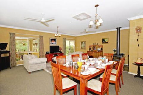 Wallaby Ridge Retreat - Redcliffe Tourism 6