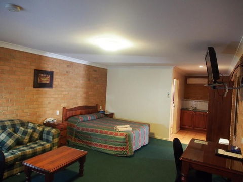 Cobar Town And Country Motor Inn - Redcliffe Tourism 3