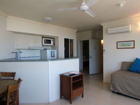 Coral Sea Vista Apartments - Redcliffe Tourism 6