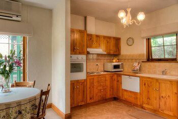 Country Pleasures B&B - Redcliffe Tourism 6