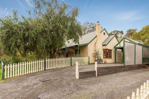 Country Pleasures B&B - Redcliffe Tourism 0