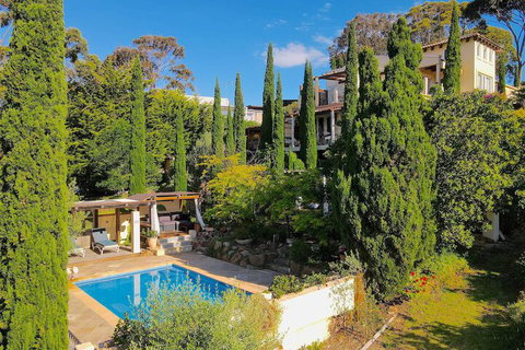 Villa Mallorca - Redcliffe Tourism 1