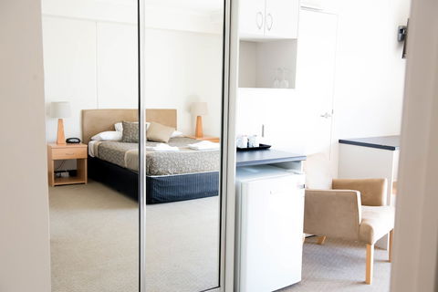 Capella Coach Inn - Redcliffe Tourism 1
