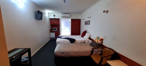 Ayr Travellers Motel - Redcliffe Tourism 4