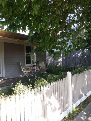 Cream Cottage - Redcliffe Tourism 1