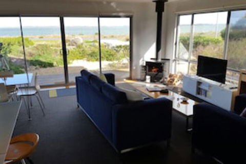 Coorong Waterfront Retreat - Redcliffe Tourism 0