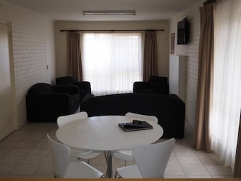 Jacaranda Motel & Holiday Units - Redcliffe Tourism 5