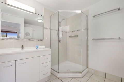 Alexandria Apartments - Redcliffe Tourism 6