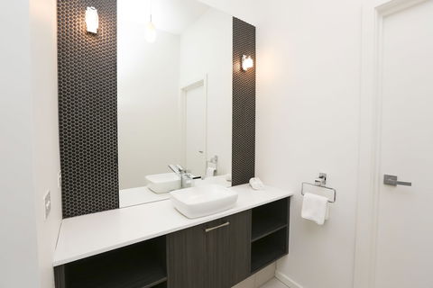 Indulge Apartments CBD - Redcliffe Tourism 6
