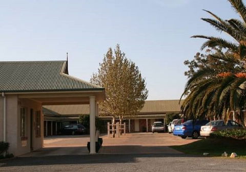 Country Gardens Motor Inn - Redcliffe Tourism 1