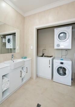 Renmark Holiday Apartments - Redcliffe Tourism 3