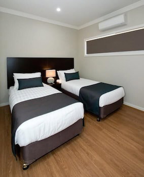 Renmark Holiday Apartments - Redcliffe Tourism 0