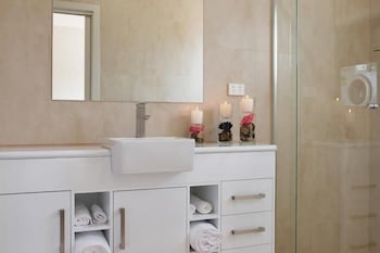 Renmark Holiday Apartments - Redcliffe Tourism 2