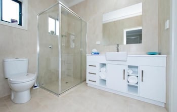 Renmark Holiday Apartments - Redcliffe Tourism 5