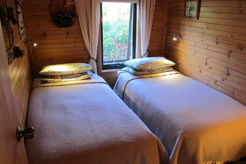 Edelweiss Cottage B&B - Redcliffe Tourism 1