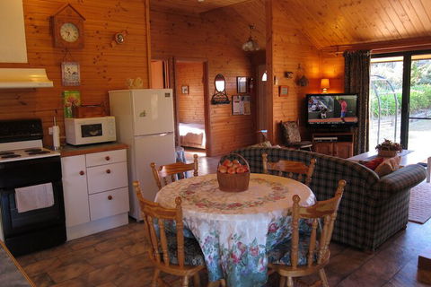 Edelweiss Cottage B&B - Redcliffe Tourism 5