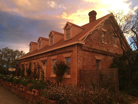 The Racecourse Inn - Redcliffe Tourism 1