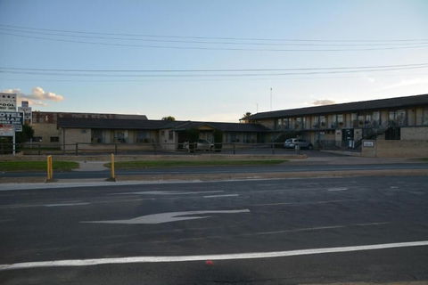 Adrian Motel - Redcliffe Tourism 2