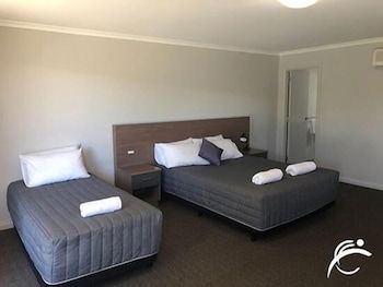 Coro Club Motel - Redcliffe Tourism 3