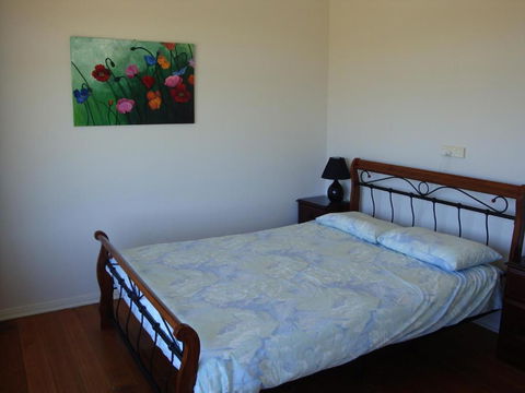Absolute Waterfront Cottage - Redcliffe Tourism 6