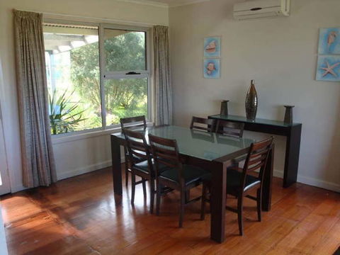 Absolute Waterfront Cottage - Redcliffe Tourism 4