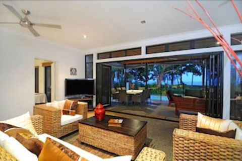 Bramston On The Beach - Redcliffe Tourism 5