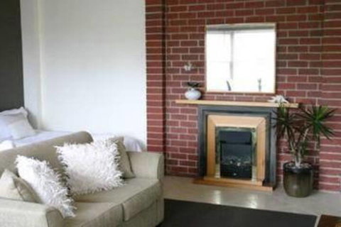 Queenscliff Hotel - Redcliffe Tourism 1