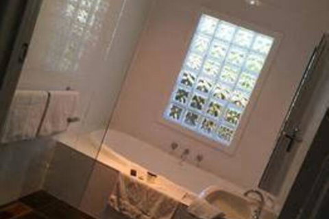 Queenscliff Hotel - Redcliffe Tourism 5