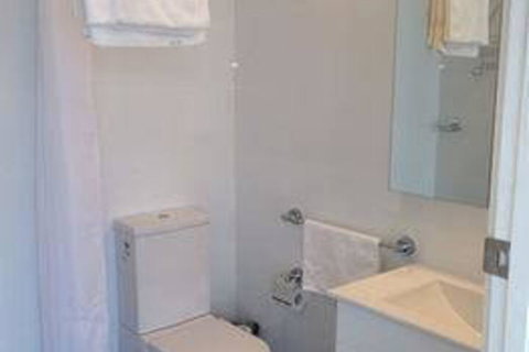 Queenscliff Hotel - Redcliffe Tourism 6