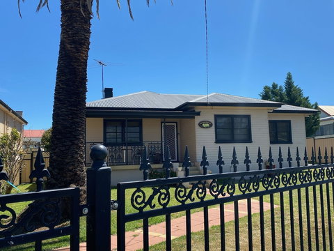 Inverell Terrace Motor Lodge - Redcliffe Tourism 1