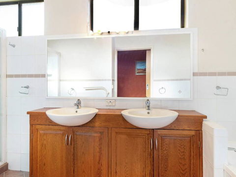Alkira Motel - Redcliffe Tourism 1