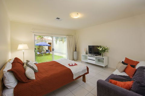 Adelaide Luxury Beach House - Redcliffe Tourism 1