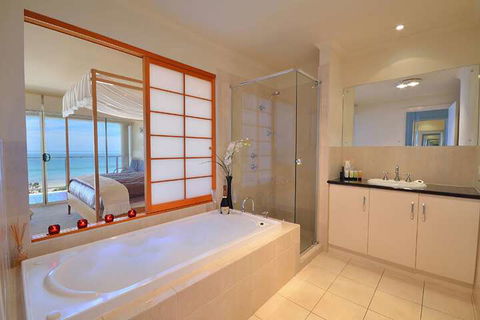 Adelaide Luxury Beach House - Redcliffe Tourism 3