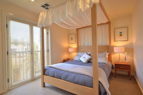Adelaide Luxury Beach House - Redcliffe Tourism 4
