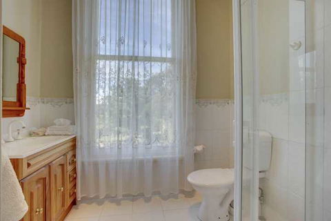 Highton Manor - Redcliffe Tourism 7