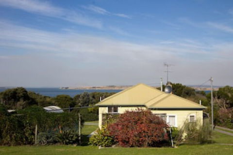 Lady Barron Holiday Home - Redcliffe Tourism 0