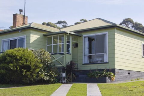 Lady Barron Holiday Home - Redcliffe Tourism 3