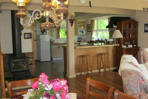 Hide Away Cottage Retreat - Redcliffe Tourism 7