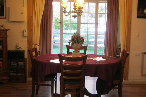 Hide Away Cottage Retreat - Redcliffe Tourism 3