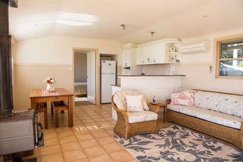 Hillview Cottages - Redcliffe Tourism 5