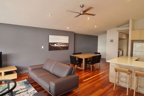 Central Avenue Apartments - Redcliffe Tourism 2