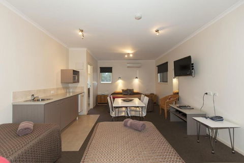 Chalambar Motel - Redcliffe Tourism 5