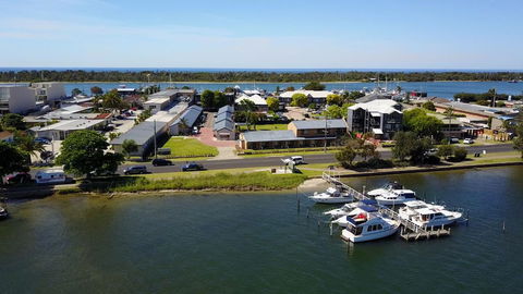 Lakeside Motel Waterfront - Redcliffe Tourism 1