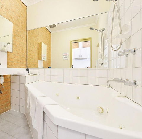 Cranbourne Motor Inn - Redcliffe Tourism 6