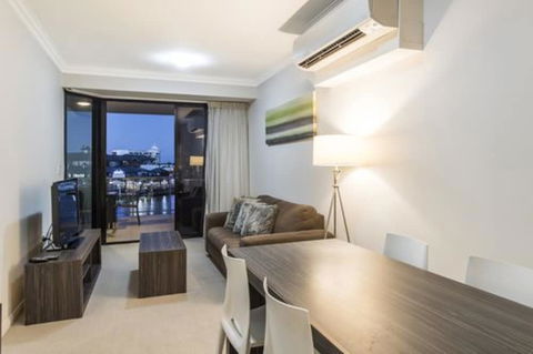 Dolphin Quay Apartments - Redcliffe Tourism 4