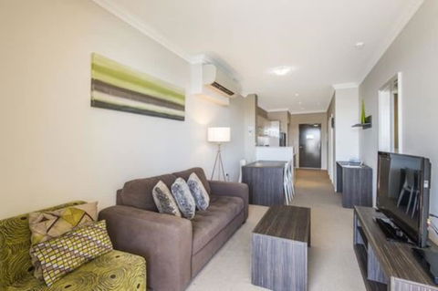 Dolphin Quay Apartments - Redcliffe Tourism 3