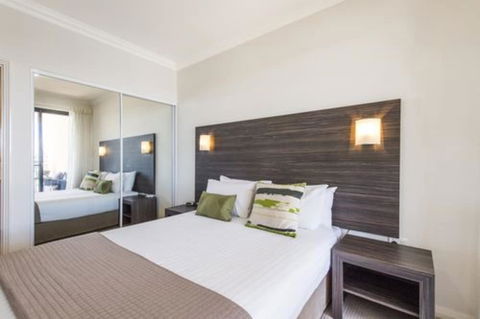 Dolphin Quay Apartments - Redcliffe Tourism 0